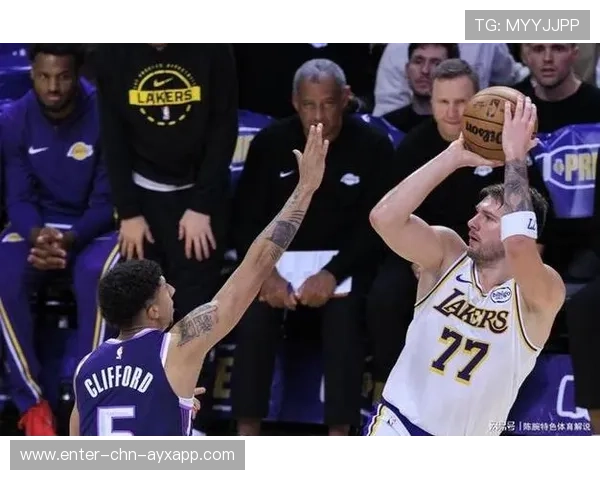 巴恩斯横移抢断后快攻滑翔入框